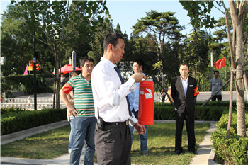 6_講解員對(duì)滅火器使用方法進(jìn)行講解.jpg